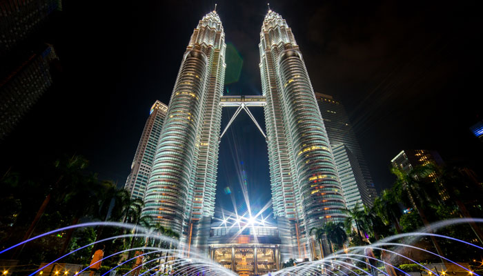 Die Petronas Towers in Kuala Lumpur bei Nacht