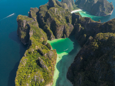 Die Phi Phi Inseln aus der Vogelperspektive und Blick auf die Buchten