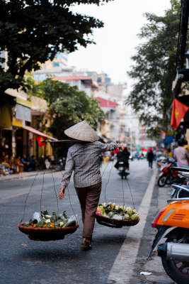 Ein Bahngleis, das durch die enge Altstadt von Hanoi in Vietnam führt